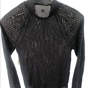 Lululemon Swiftly Breathe along Sleeve Top size 4